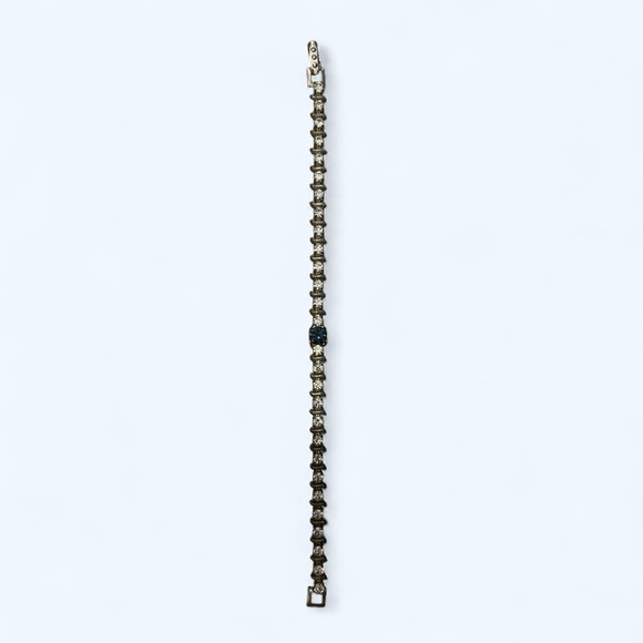 Jewelry - Elegant Silver tone vintage rhinestone bracelet with blue center rhinestone